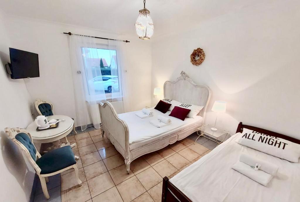 Pod Roza Economy Bed & Breakfast Леба Екстериор снимка